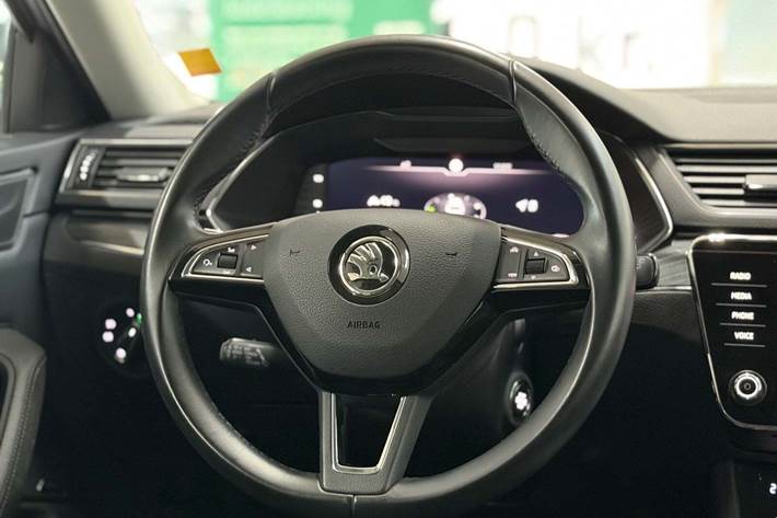 Grå Skoda Superb fra 2020