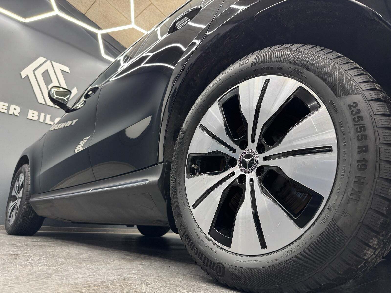 Sort Mercedes EQC400 fra 2023