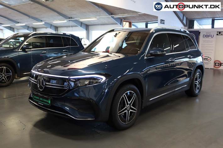 Blå Mercedes EQB300 fra 2023 set udefra