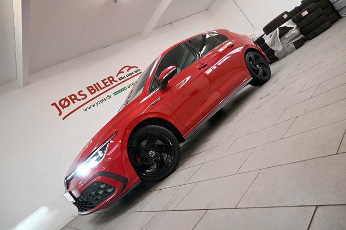 Rød VW Golf VIII fra 2020 set udefra