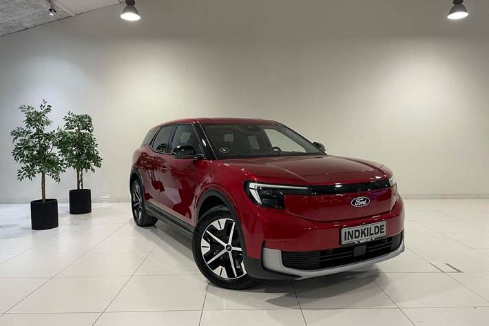 Rød Ford Explorer fra 2025 set udefra