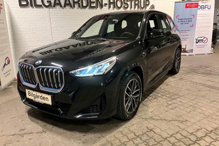 Sort BMW iX1 fra 2023 set udefra