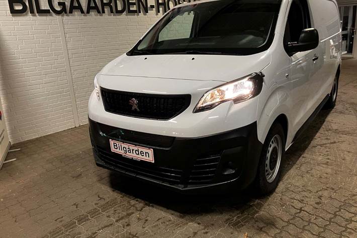 Hvid Peugeot e-Expert fra 2024 set udefra