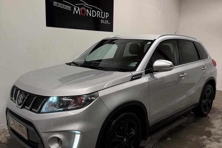 Sølv Suzuki Vitara fra 2016 set udefra