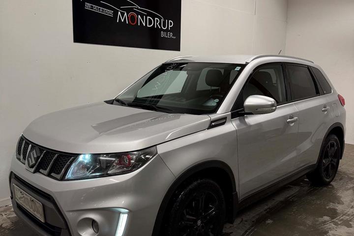 Sølv Suzuki Vitara fra 2016 set udefra