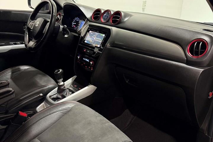 Sølv Suzuki Vitara fra 2016