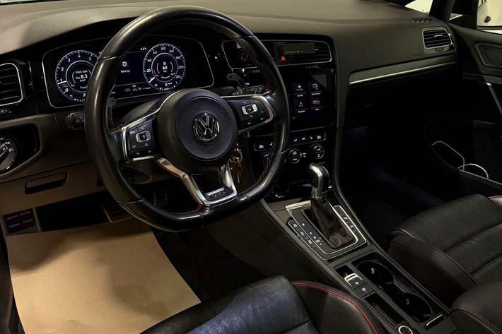 Blå VW Golf VII fra 2018