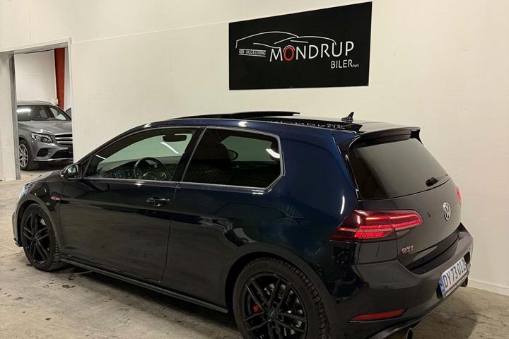 Blå VW Golf VII fra 2018