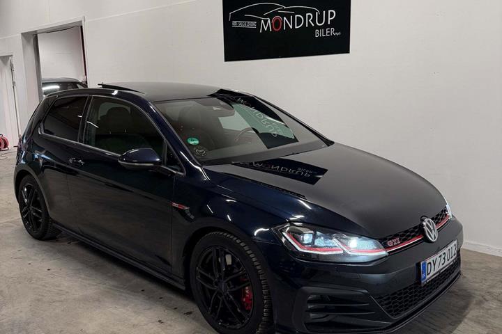 Blå VW Golf VII fra 2018
