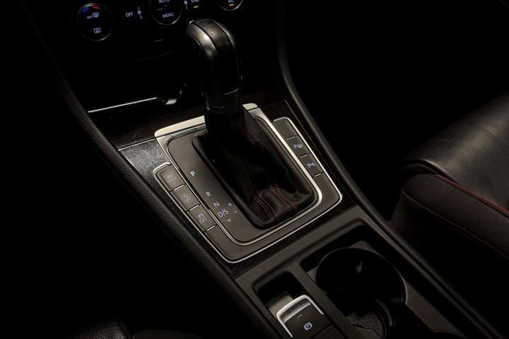 Blå VW Golf VII fra 2018