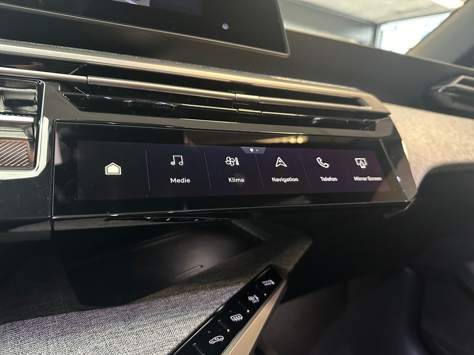 Grå Peugeot e-5008 fra 2025