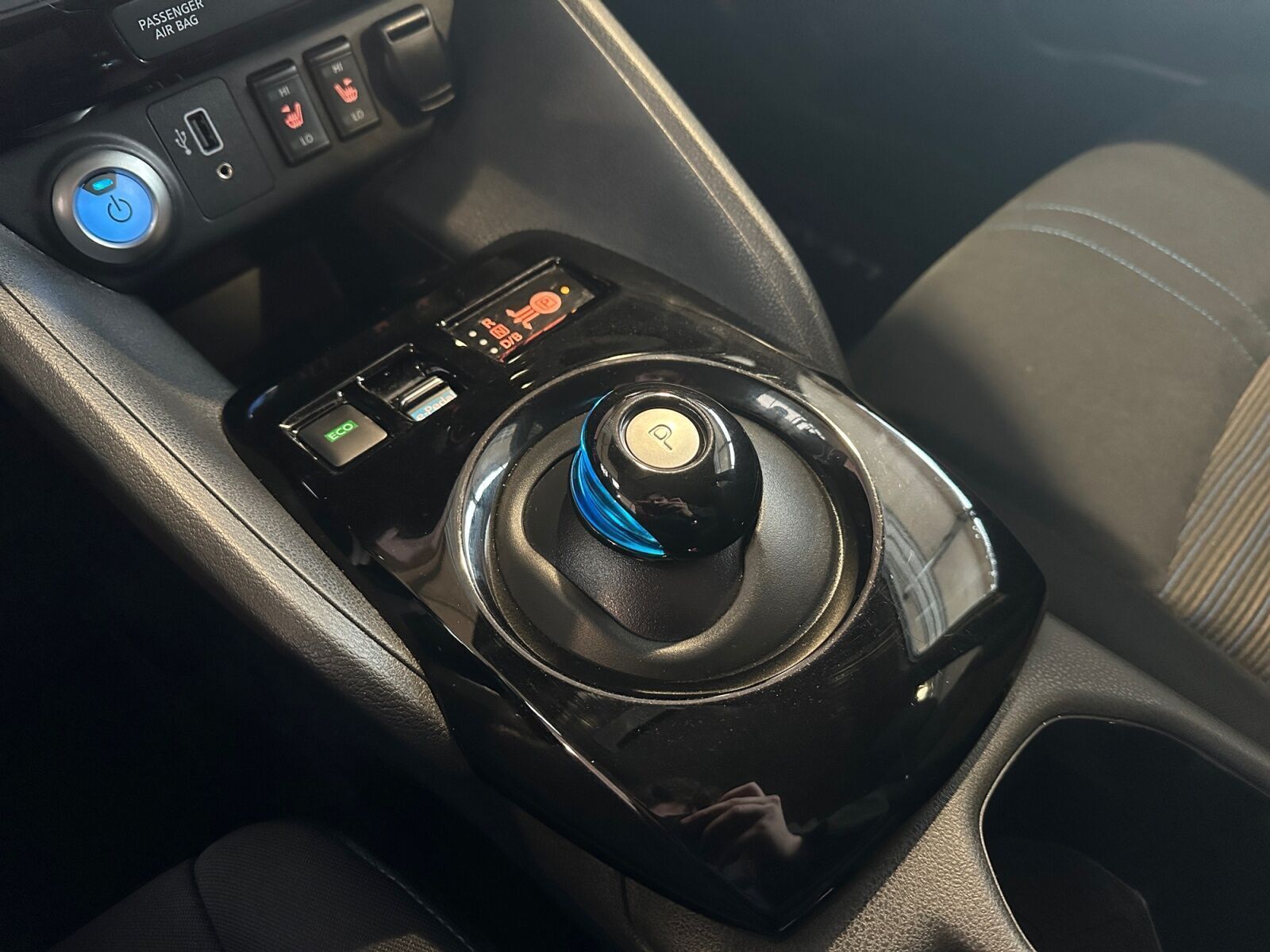 Grå Nissan Leaf fra 2020