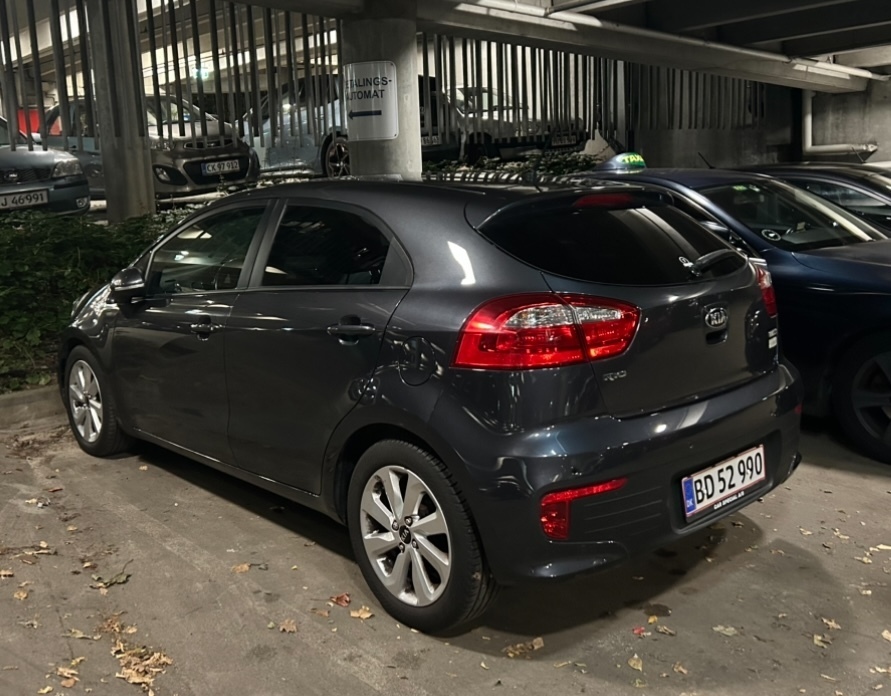 Grå Kia Rio fra 2016