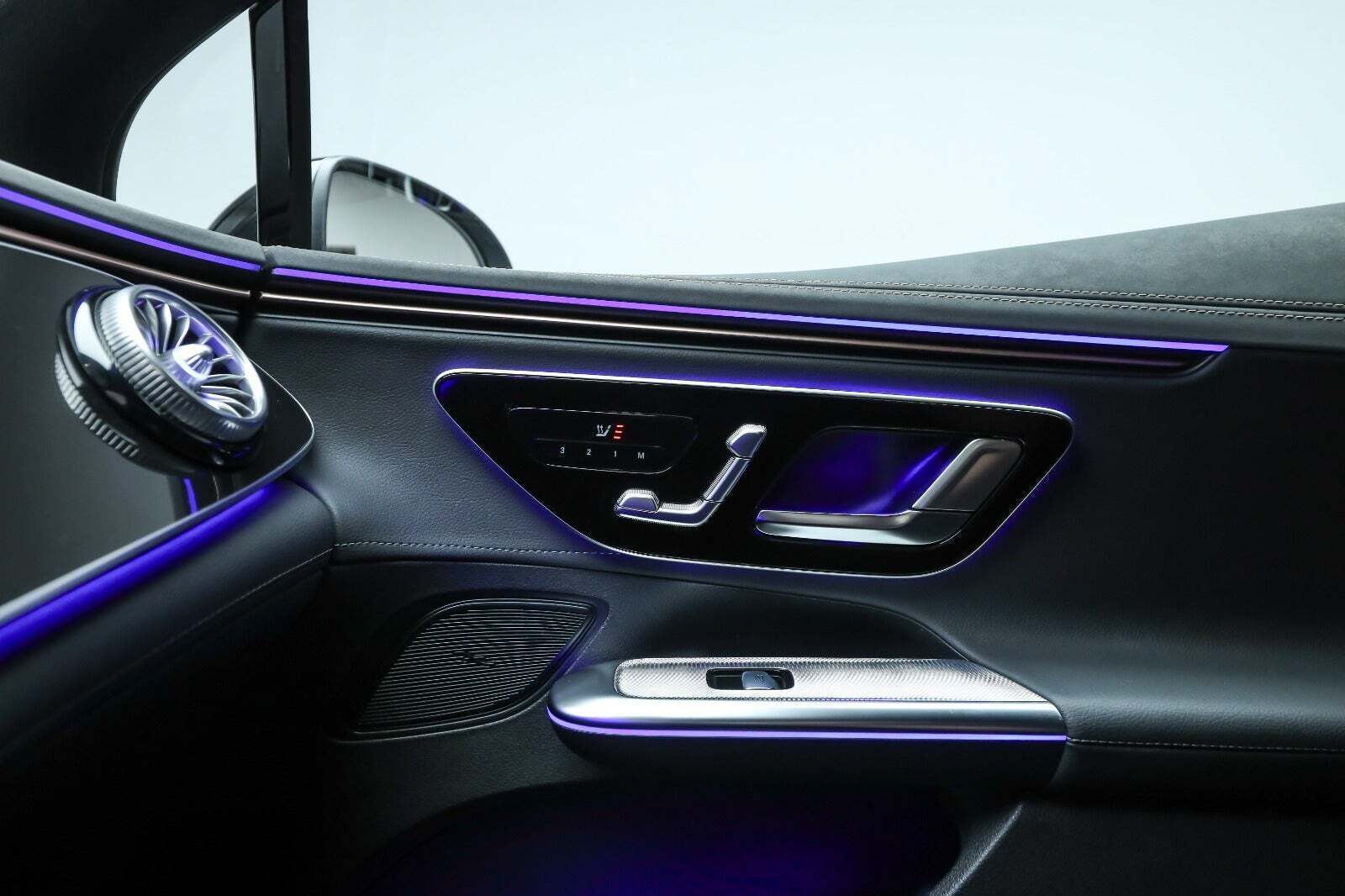 Sort Mercedes EQE350+ fra 2025