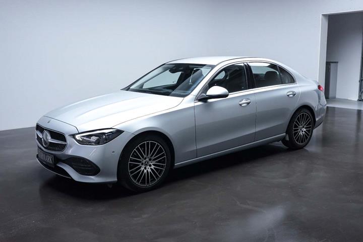 Sølv Mercedes C220 d fra 2022 set udefra