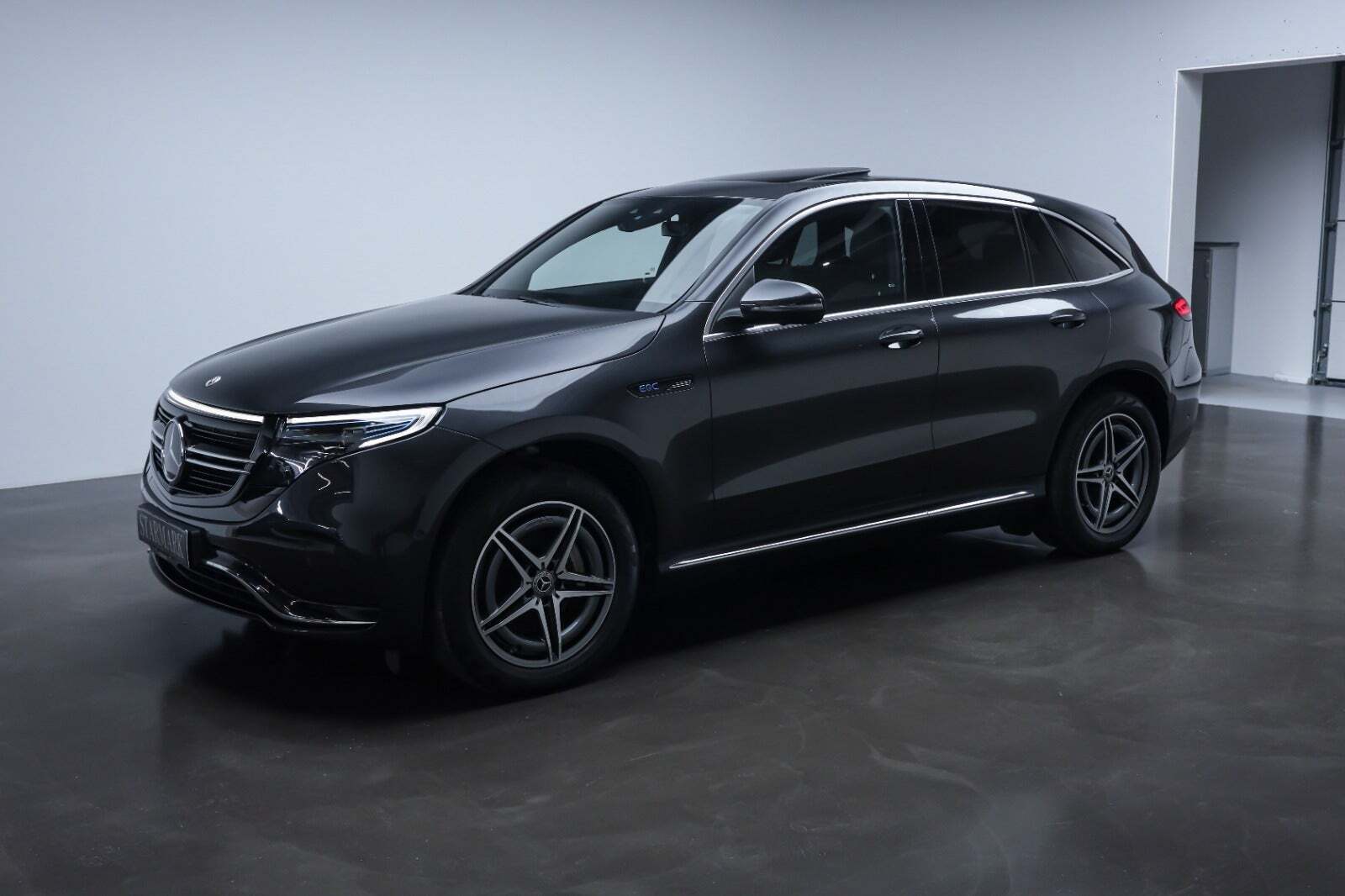 Grå Mercedes EQC400 fra 2023