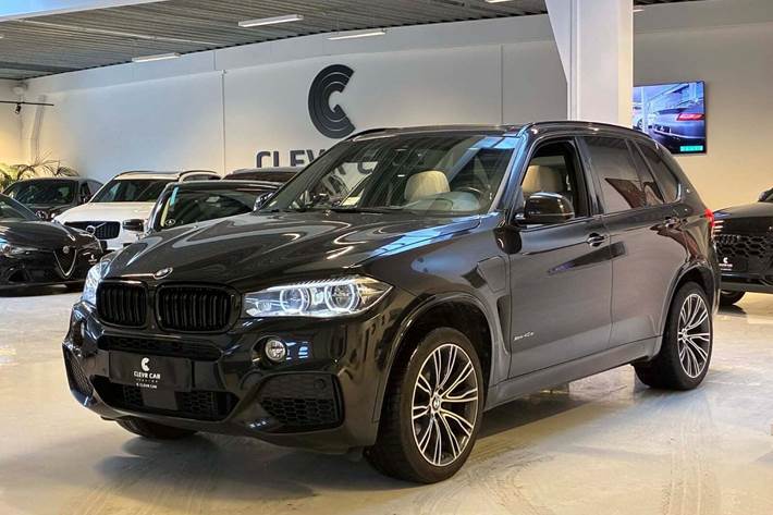 Sort BMW X5 fra 2018 set udefra