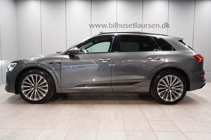 Grå Audi e-tron fra 2021