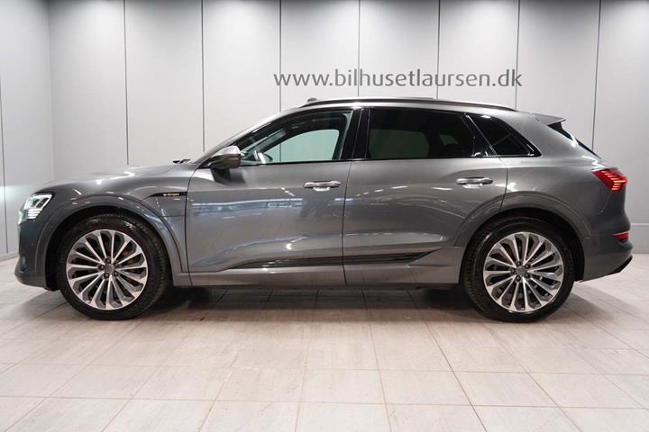 Grå Audi e-tron fra 2021