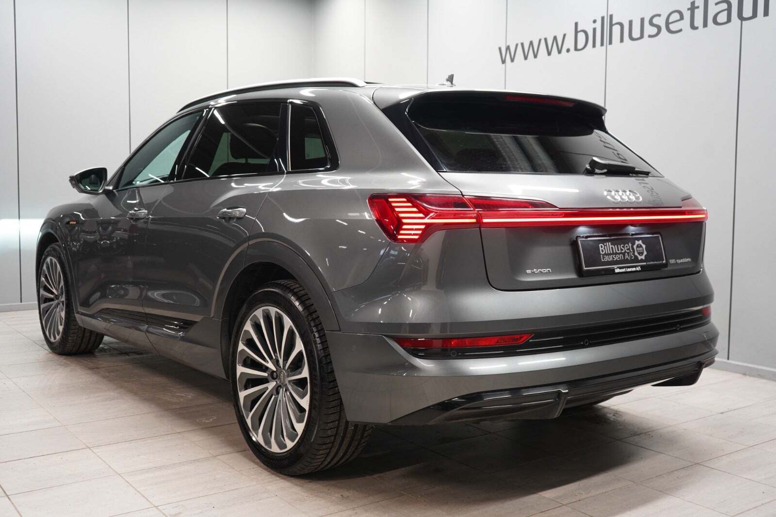 Grå Audi e-tron fra 2021