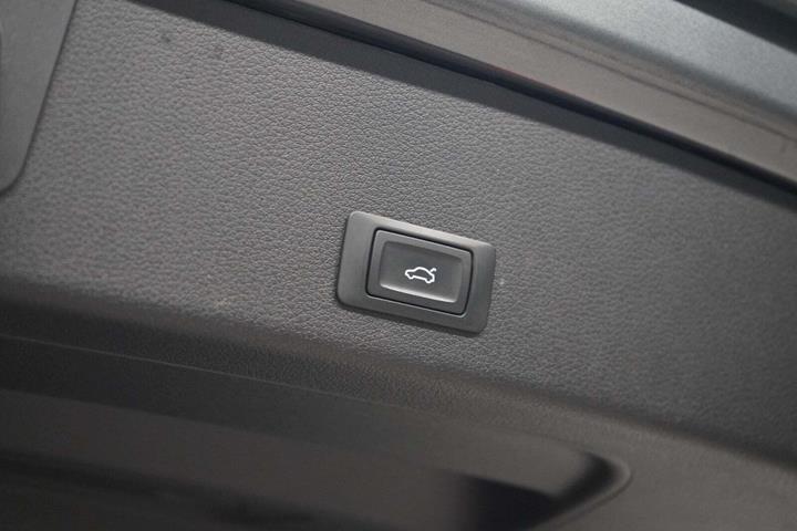 Grå Audi e-tron fra 2021