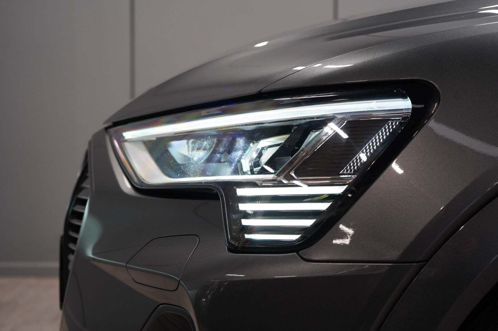 Grå Audi e-tron fra 2021