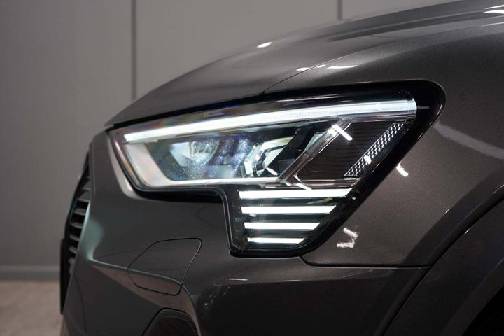 Grå Audi e-tron fra 2021