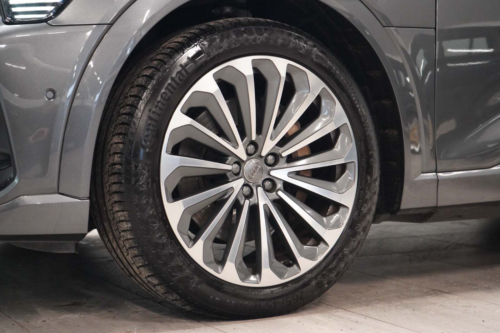 Grå Audi e-tron fra 2021