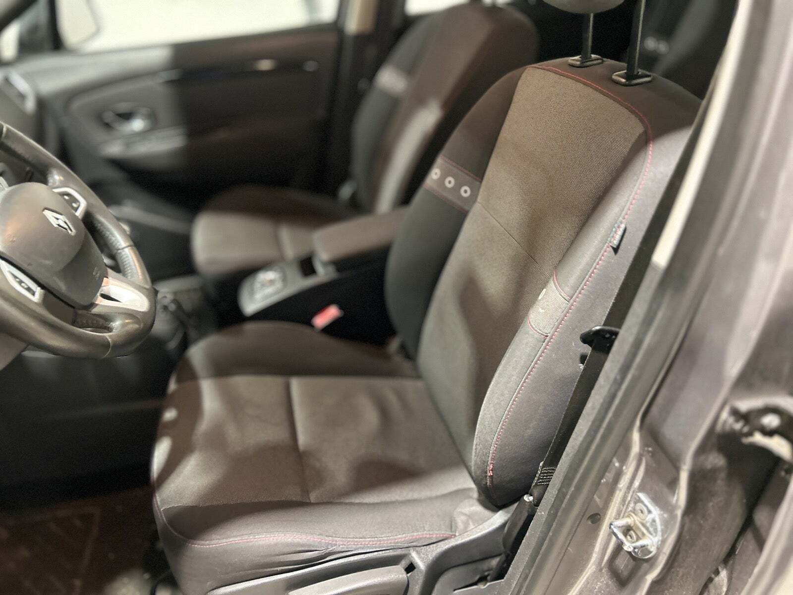 Grå Renault Scenic III fra 2012