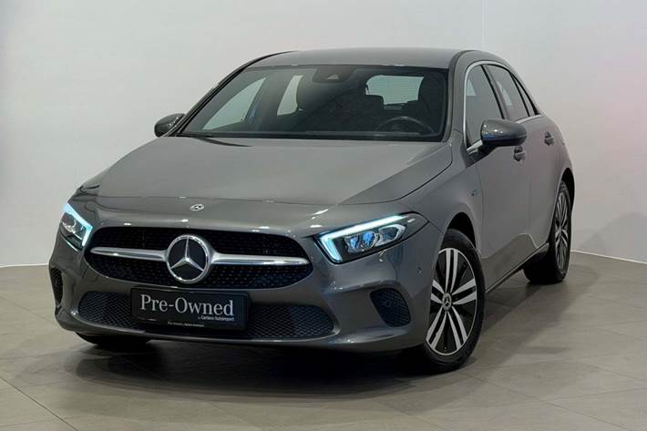 Grå Mercedes A250 e fra 2021 set udefra