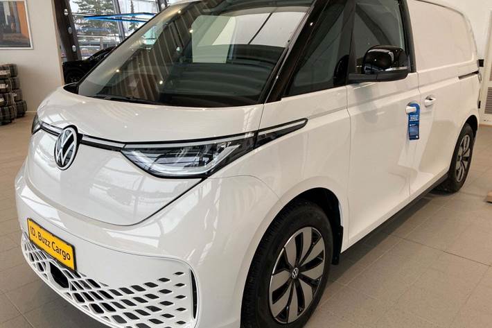 Hvid VW ID.Buzz fra 2026 set udefra