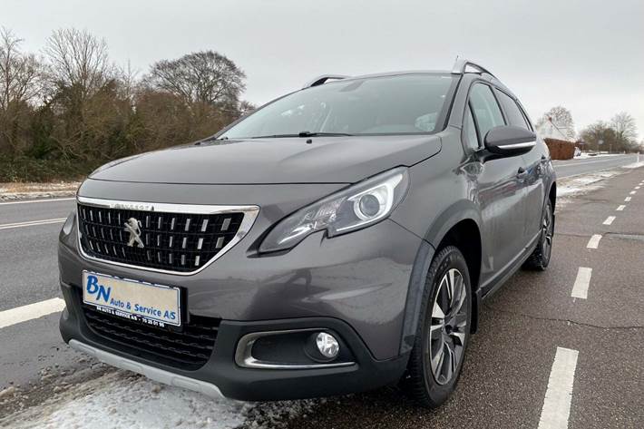 Grå Peugeot 2008 fra 2018 set udefra