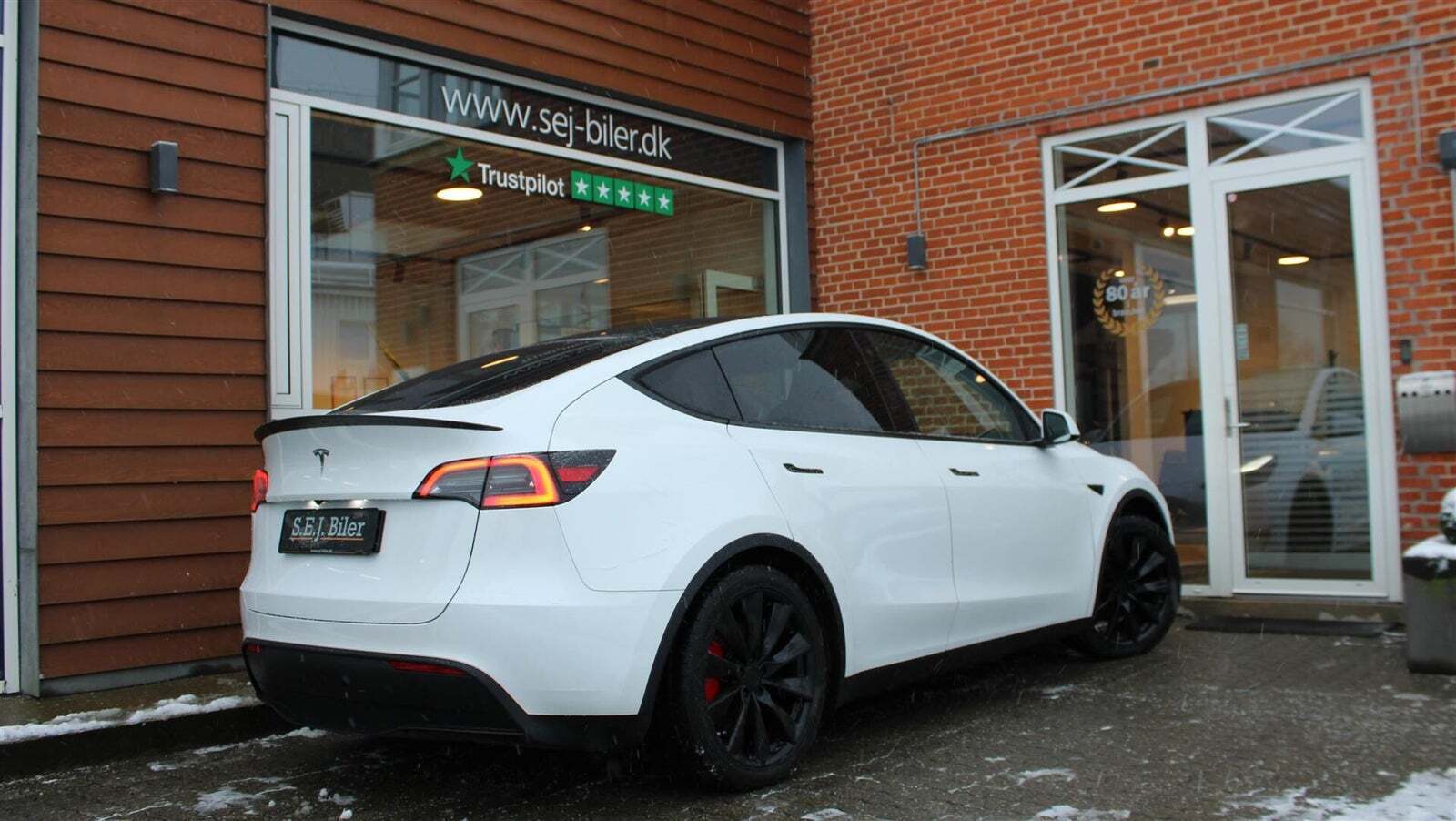 Hvid Tesla Model Y fra 2024