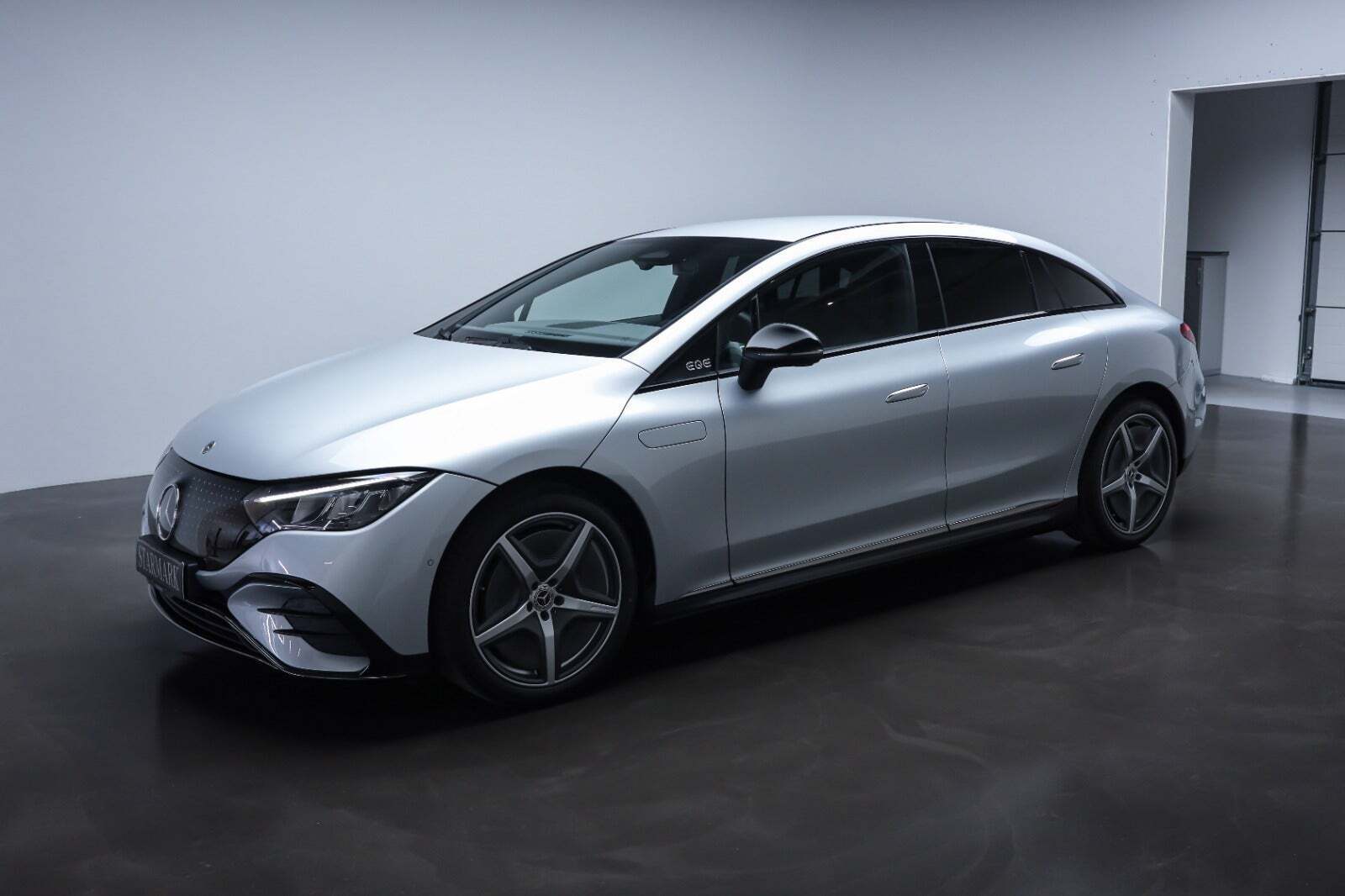 Sølv Mercedes EQE350+ fra 2025