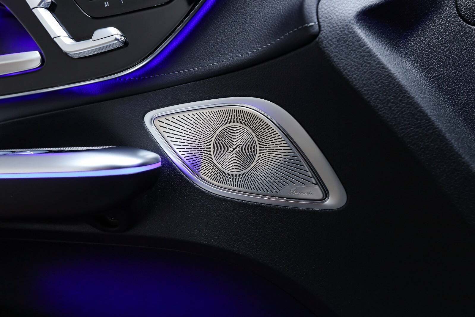 Sølv Mercedes EQE350+ fra 2025