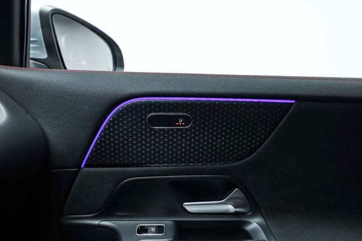 Sølv Mercedes EQA250+ fra 2025