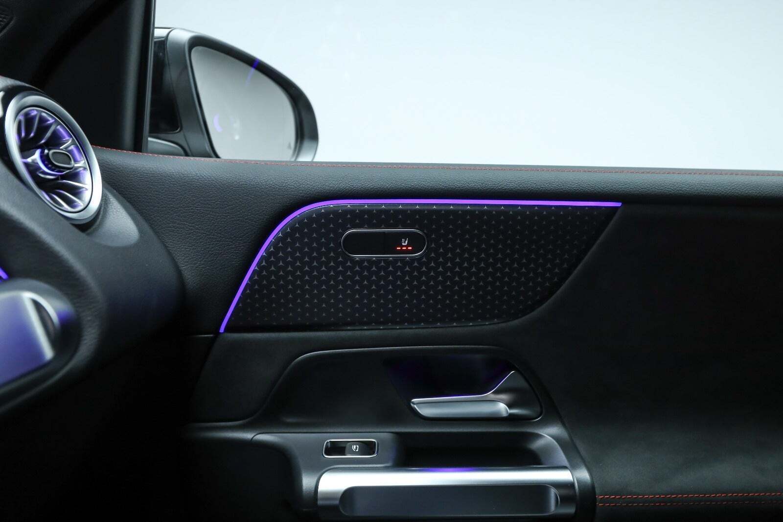 Sort Mercedes EQB250+ fra 2025