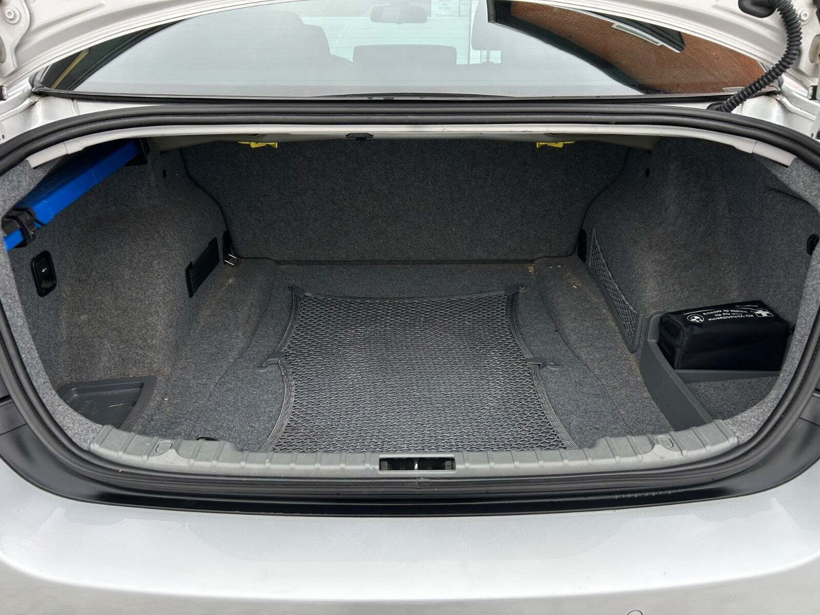 Sølv BMW 330i fra 2005