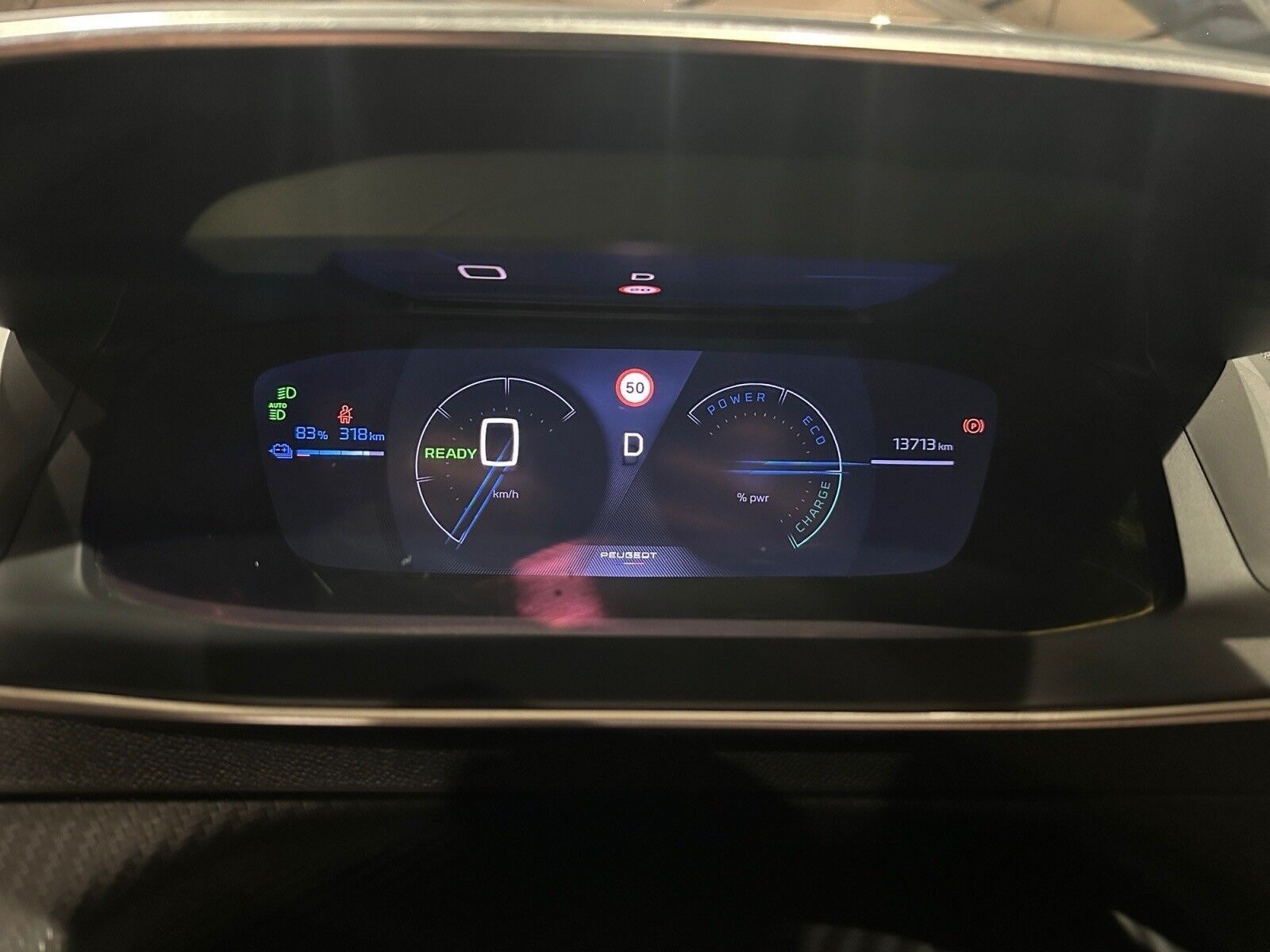 Grå Peugeot e-2008 fra 2025