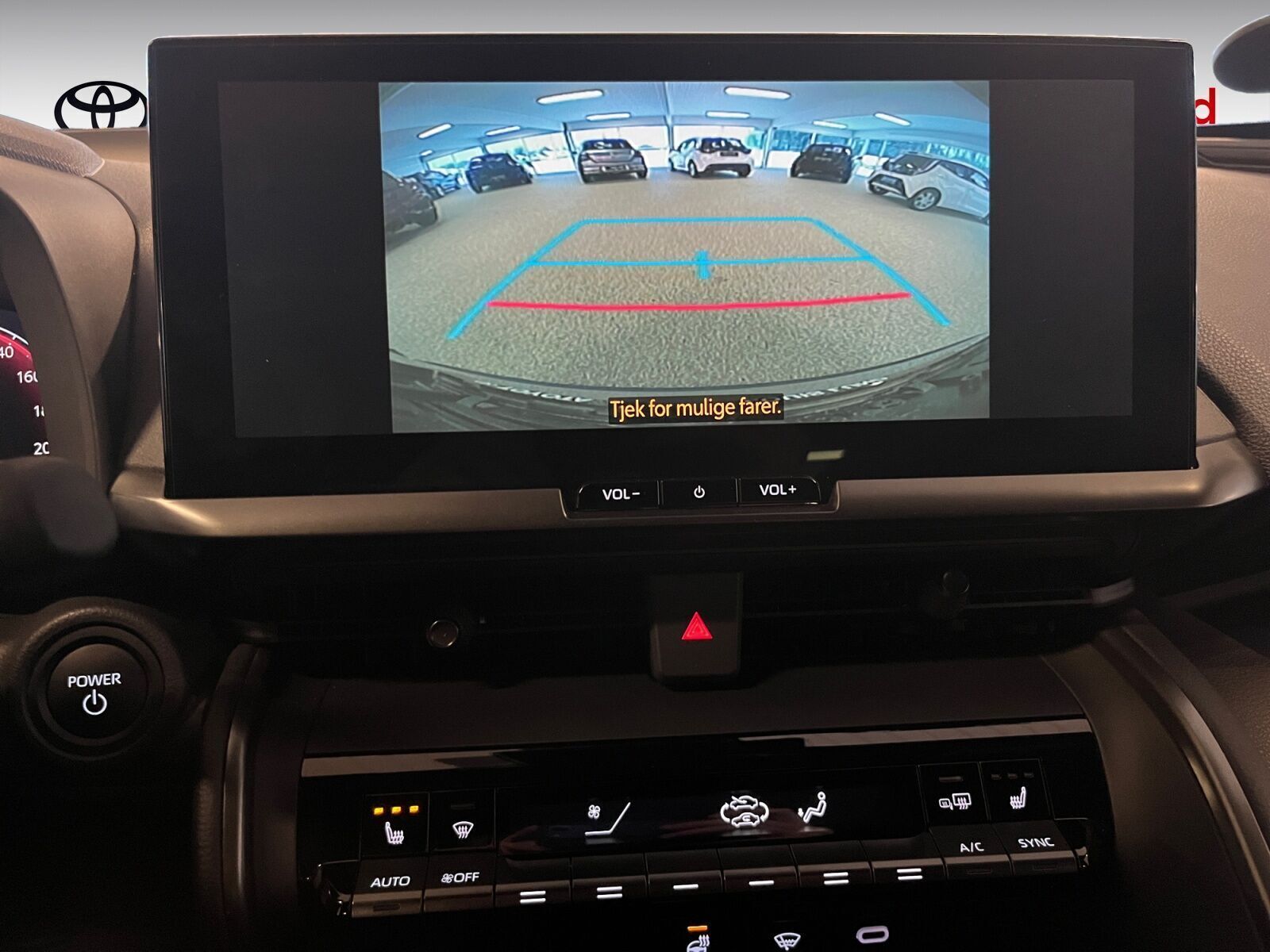 Sølv Toyota C-HR fra 2025