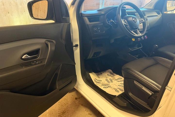 Hvid Renault Express fra 2021 set indefra