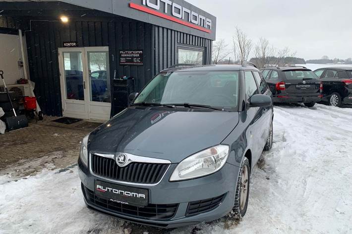 Grå Skoda Fabia fra 2014 set udefra