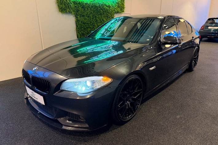 Grå BMW 530d fra 2010 set udefra