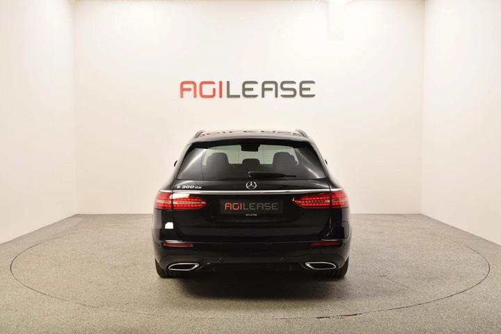 Sort Mercedes E300 de fra 2021