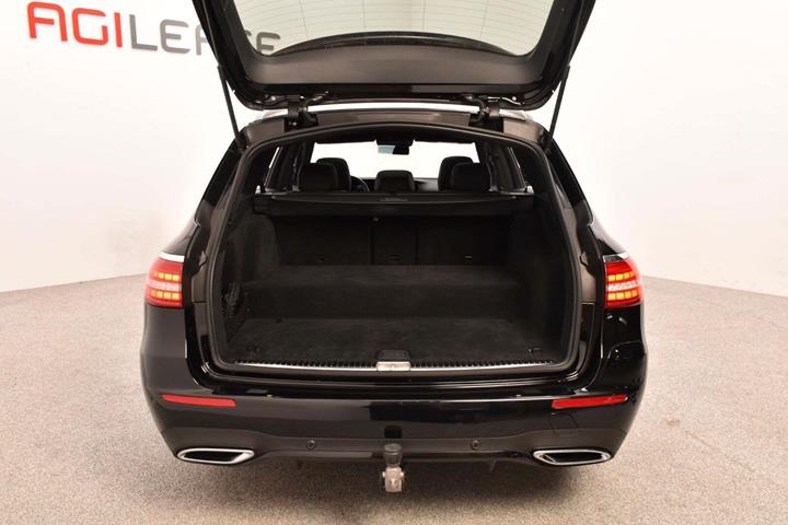 Sort Mercedes E300 de fra 2021