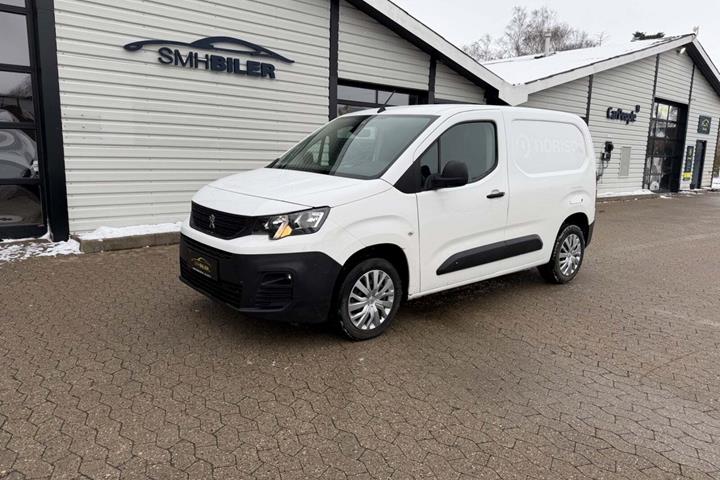 Hvid Peugeot Partner fra 2022 set udefra