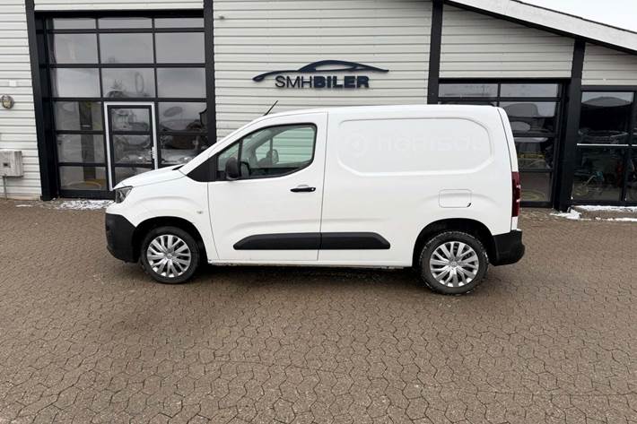 Hvid Peugeot Partner fra 2022