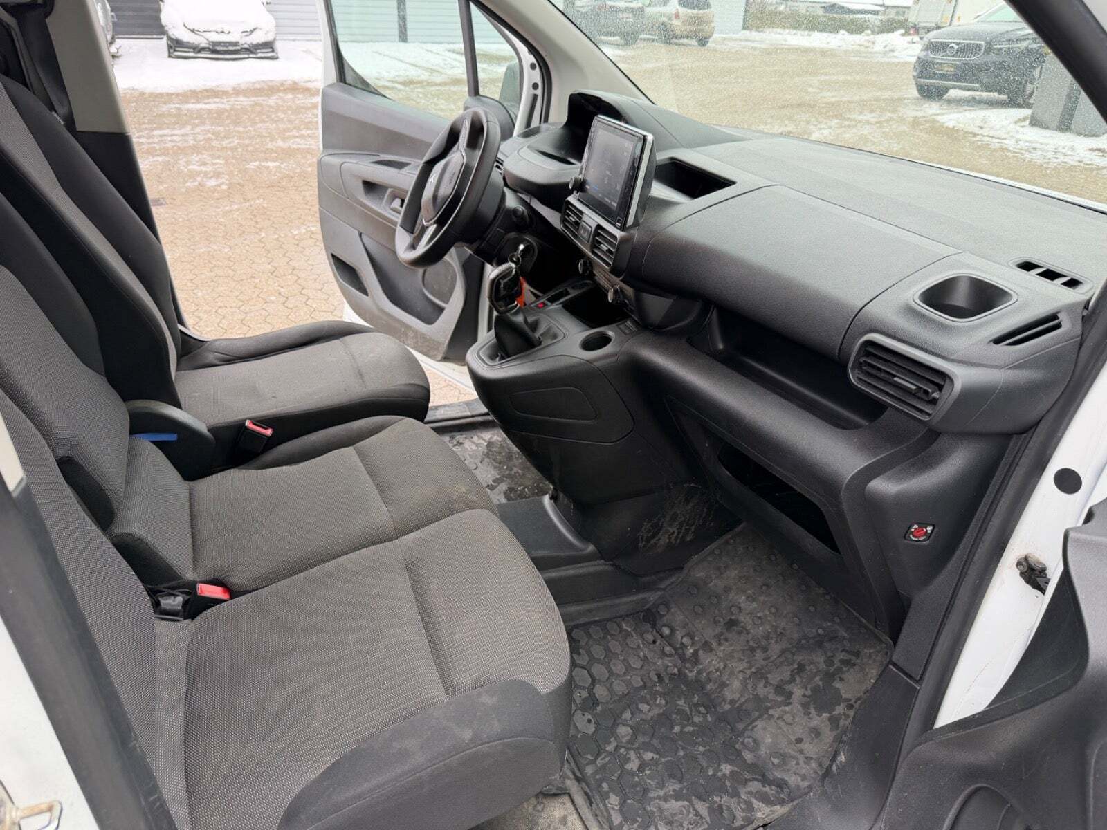 Hvid Peugeot Partner fra 2022