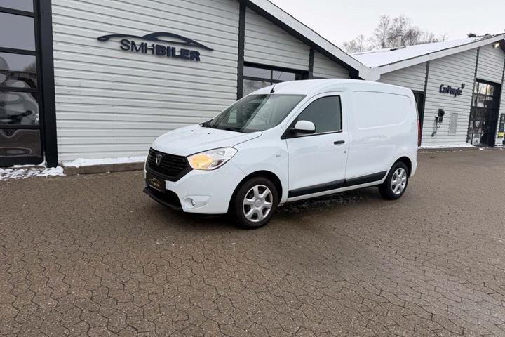 Hvid Dacia Dokker fra 2018 set udefra