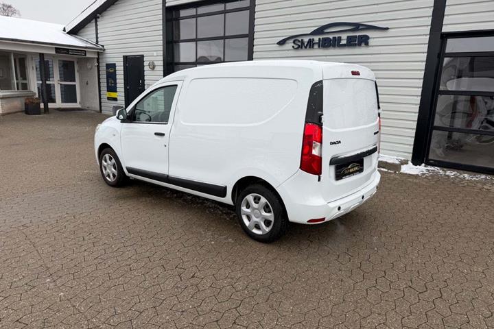 Hvid Dacia Dokker fra 2018 set udefra